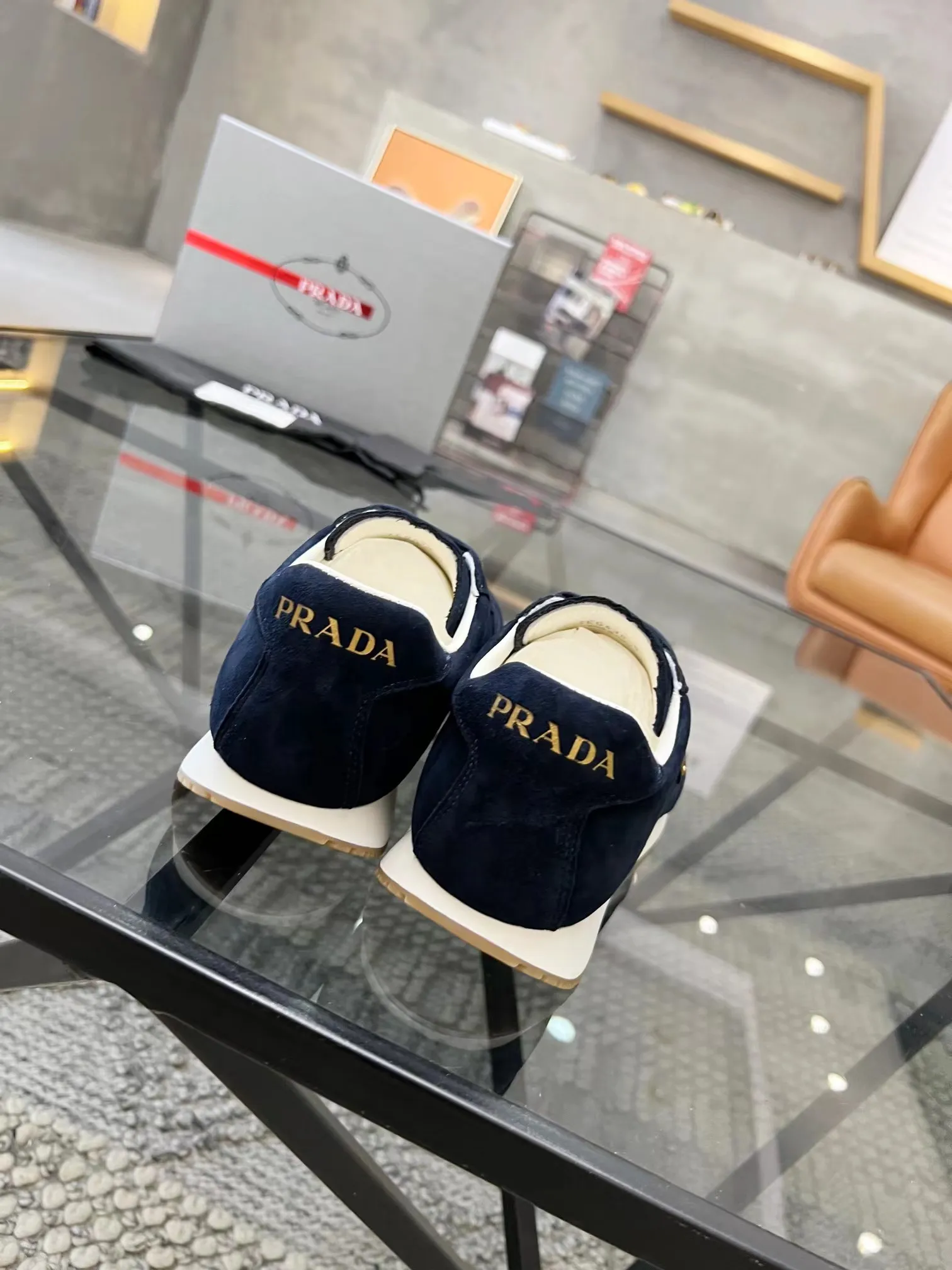P400 38-45 Prada Prada’s new men’s leather sneakers, the highest version on the market, any comparison is welcome🆚! The original leather has excellent texture and is super high-end! Fetal sheep net lining imported from Italy, removable pad! Luxurious materials and fine workmanship, highly recommended!